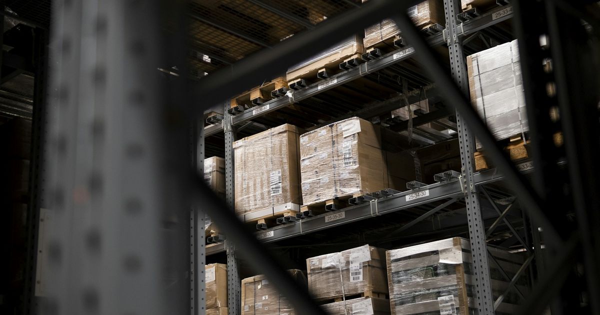 How to Manage a Wholesale Business: Sales, Stock and Customers